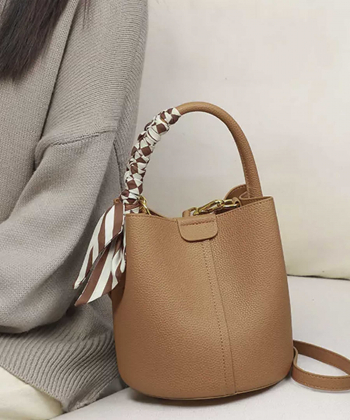 کیف دوشی چرم گاو، چرم مصنوعی زنانه برند پی لس مدل MP-JA-188130