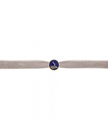 پلاک حب با مینا کاری سرمه ای با روبان سینتا درریس Doris کد P1920