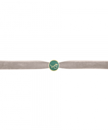 پلاک حب با میناکاری سبز با روبان سینتا درریس Doris کد P1932