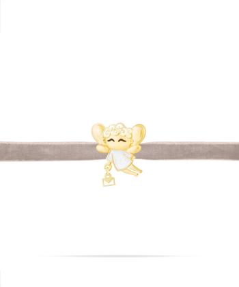 دستبند سینتا فرشته خوشحالی با میناکاری سفید و نامه درریس Doris کد P2155