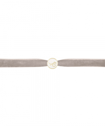 پلاک حب با مینا کاری سفید و روبان سینتا درریس Doris کد P1948