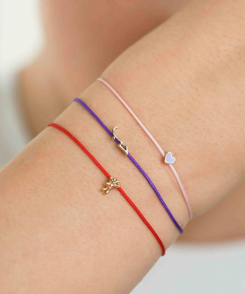 دستبند نخی صورتی تک رج کمرنگ قلبک با میناکاری یاسی درریس Doris کد P5010