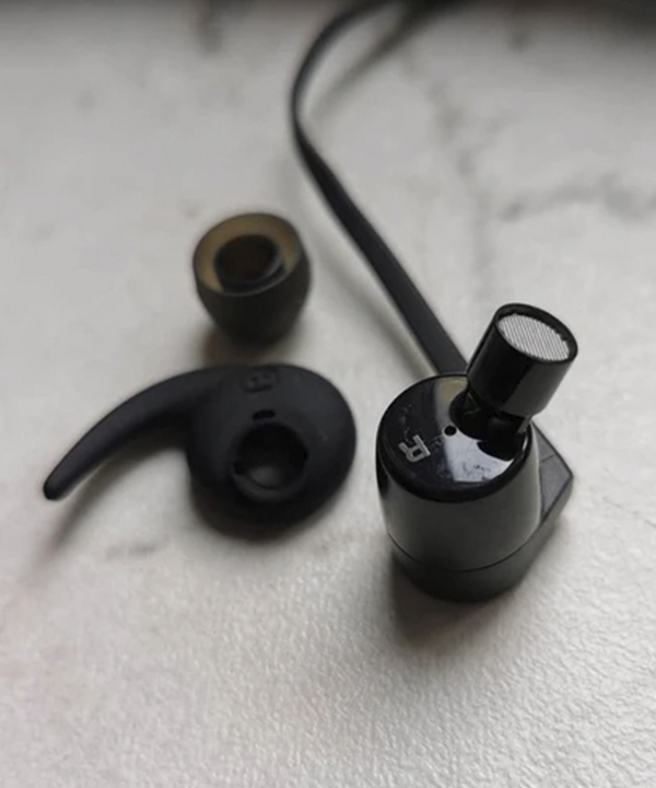 هدفون داخل گوش بی سیم کریتیو مدل OUTLIER ONE V2