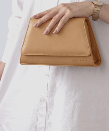 کیف دوشی چرم طبیعی زنانه آرتمن مدل دوريتو