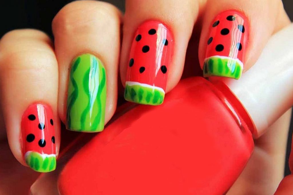 طراحی ناخن هندوانه‌ای برای شب یلدا