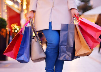 چرا خانم ها به خرید کردن علاقه شدیدی دارند؟