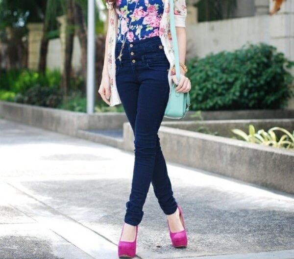 مدل شلوار جین زنانه ست با تاپ‌های زنانه گل گلی