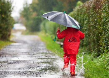 باید و نبایدهای لباس پوشیدن در روز بارانی برای بانوان و آقایان شیک پوش