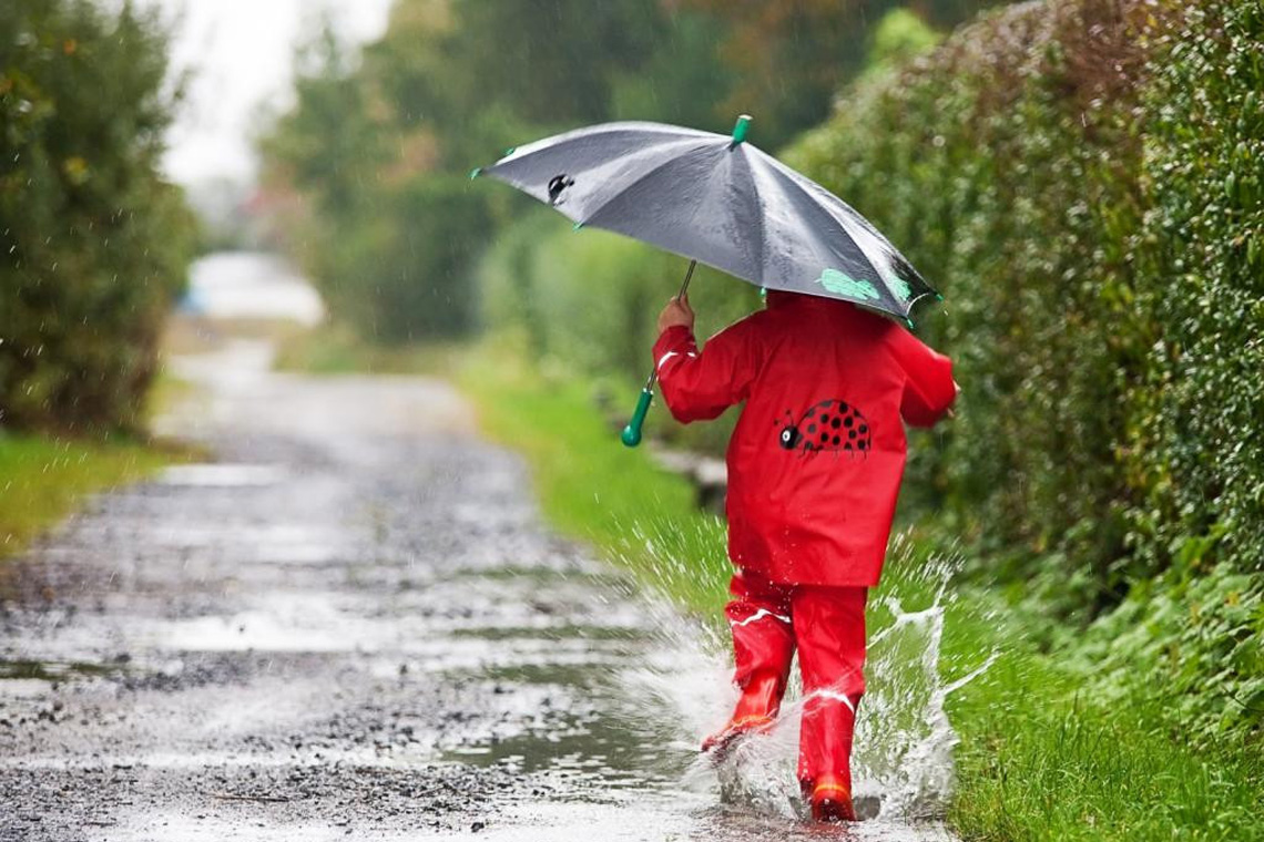 باید و نبایدهای لباس پوشیدن در روز بارانی برای بانوان و آقایان شیک پوش