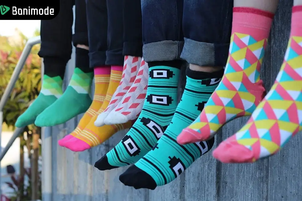 انواع مختلفی از جورابهای رنگ رنگی