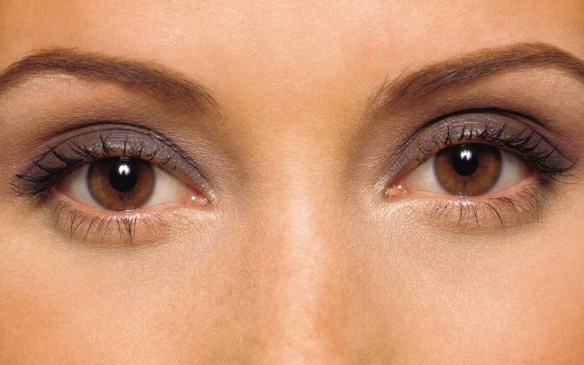 رنگ چشم های هیزل یا فندقی hazel eyes چگونه است؟ چگونه آرایش کنند؟ بانی مگ