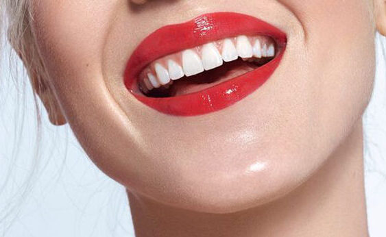 رژ لب قرمز و دندان های سفید