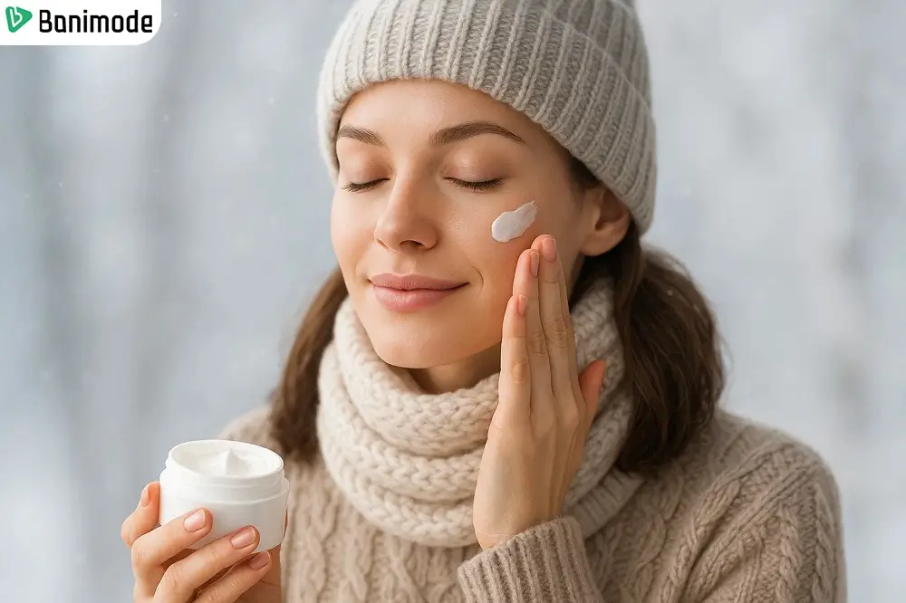 زن با پوست روشن و سالم در حال مالیدن کرم مرطوبکننده به صورتش