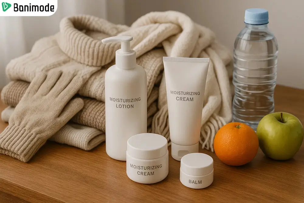 میز آرایش زمستانی با کرمها و لوسیونهای مرطوبکننده، دستکش، شال و لباس سبک زمستانی همراه با بطری آب و میوههای سالم