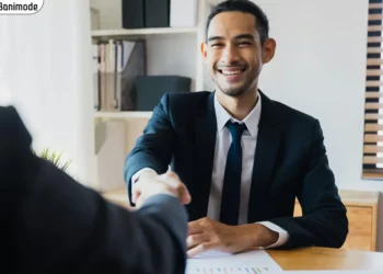 مردی موفق کت و شلوار پوشیده.