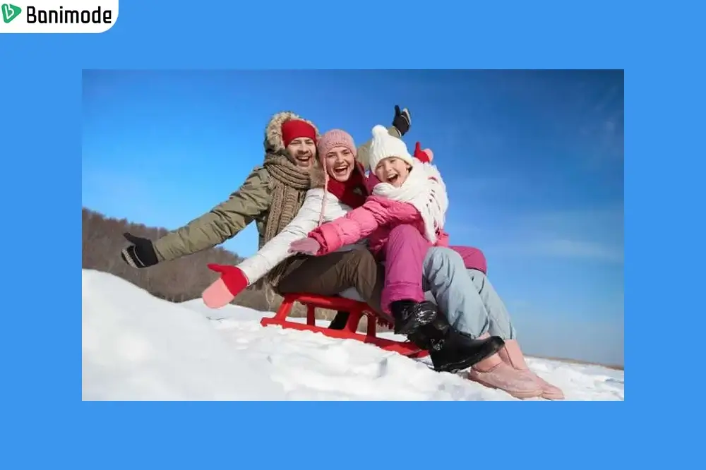 خانوادهای خندان در حال سورتمه سواری