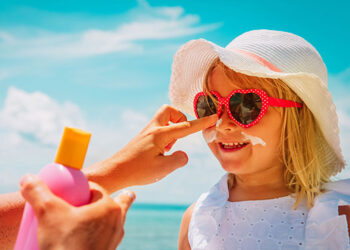 کرم ضد آفتاب چیست و چه می‌کند؟