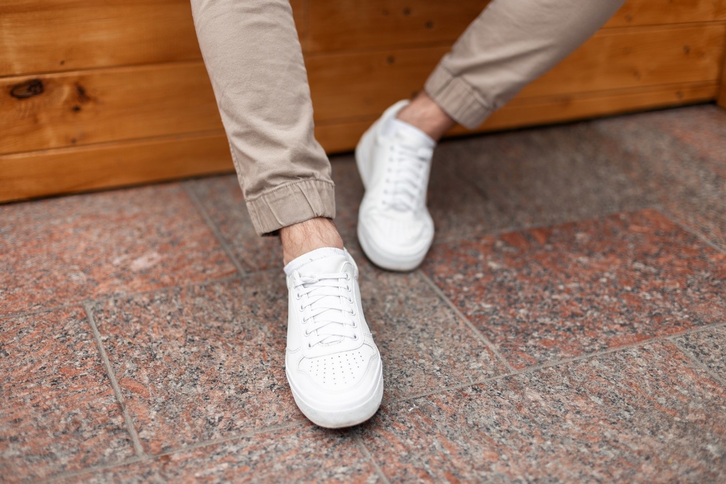 مدل شلوار کتان و کفش مردانه اسپرت رنگ سفید