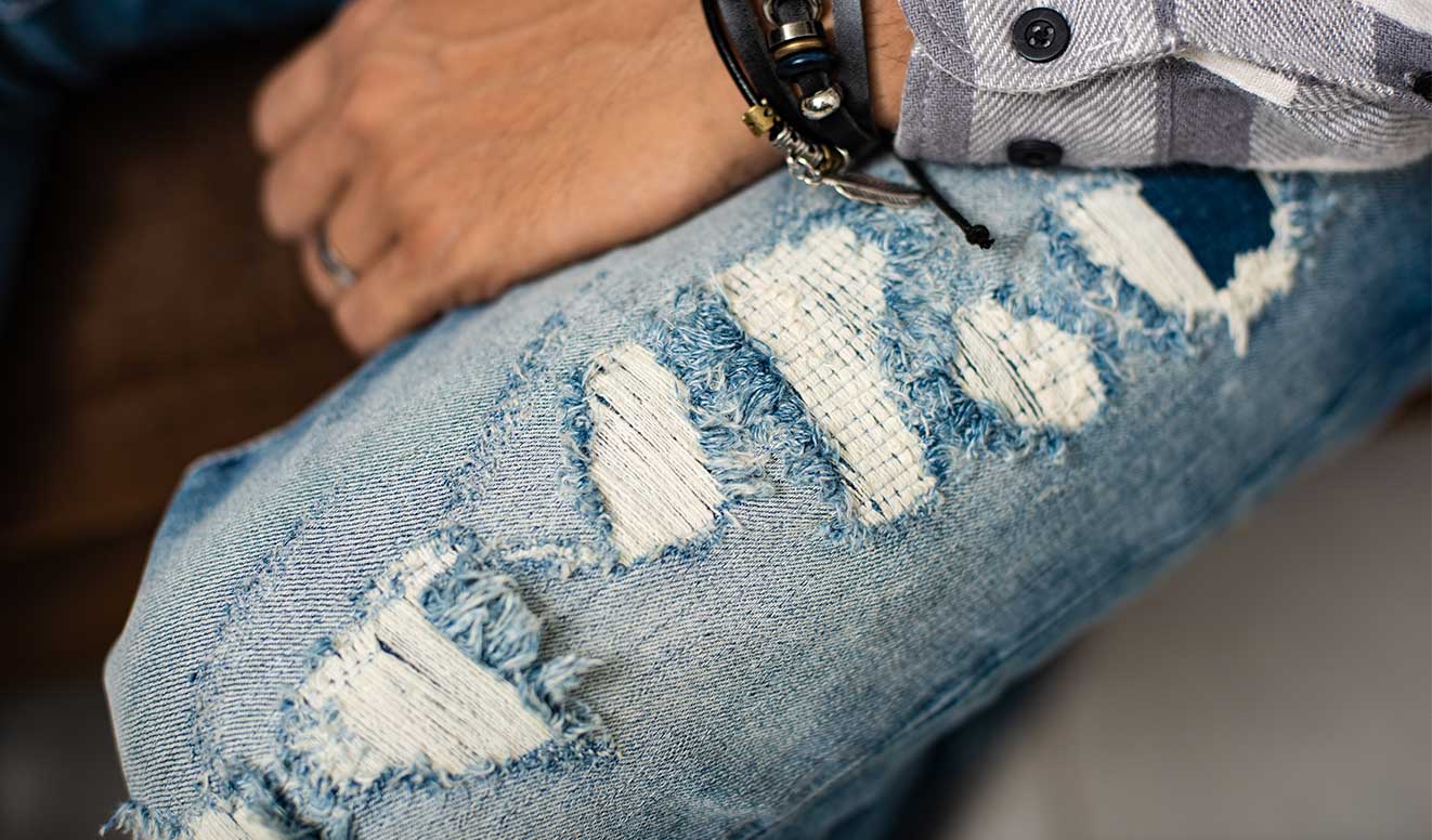 چه لباسی با شلوار جین زاپ دار مردانه بپوشیم؟