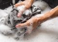 روش صحیح شستن لباس بدون رنگ و آب رفتن