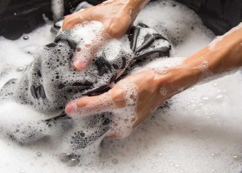 روش صحیح شستن لباس بدون رنگ و آب رفتن