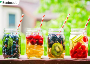 چند لیوان دیتاکس واتر مختلف بر روی میز در فضای باز