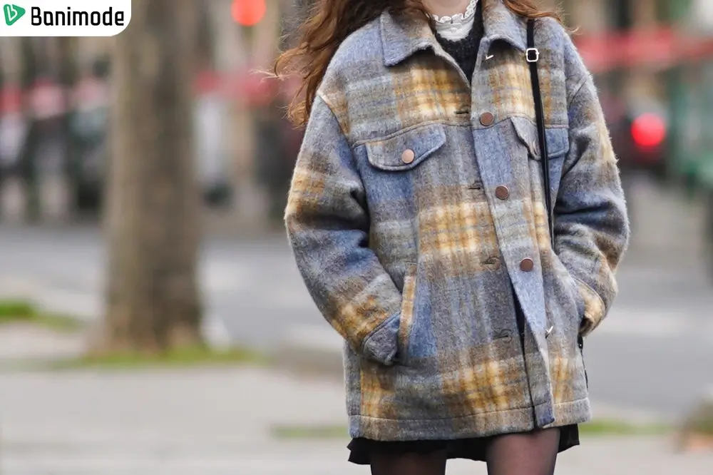 یک خانم که پالتو چهارخانه آبی و زرد پوشیده