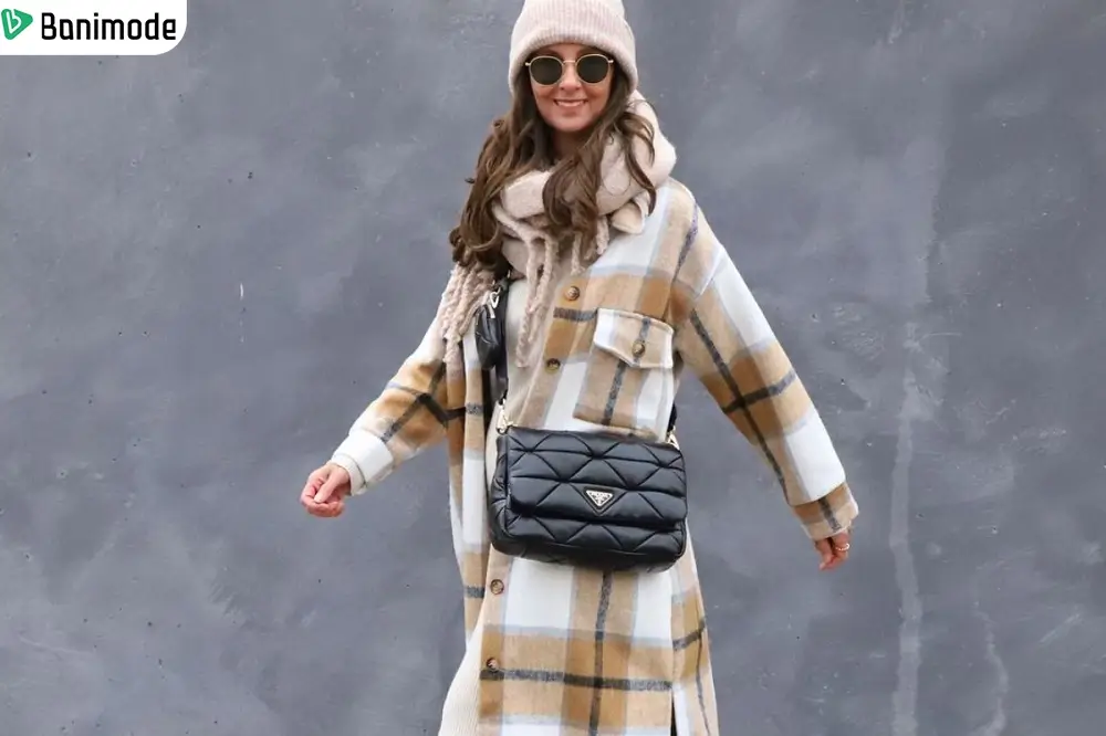 یک خانم که پالتو چهارخانه اورسایز کژوال پوشیده