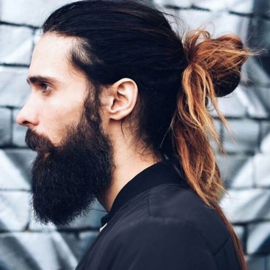 مدل موی بلند مردانه از پشت بسته با ریش بلند