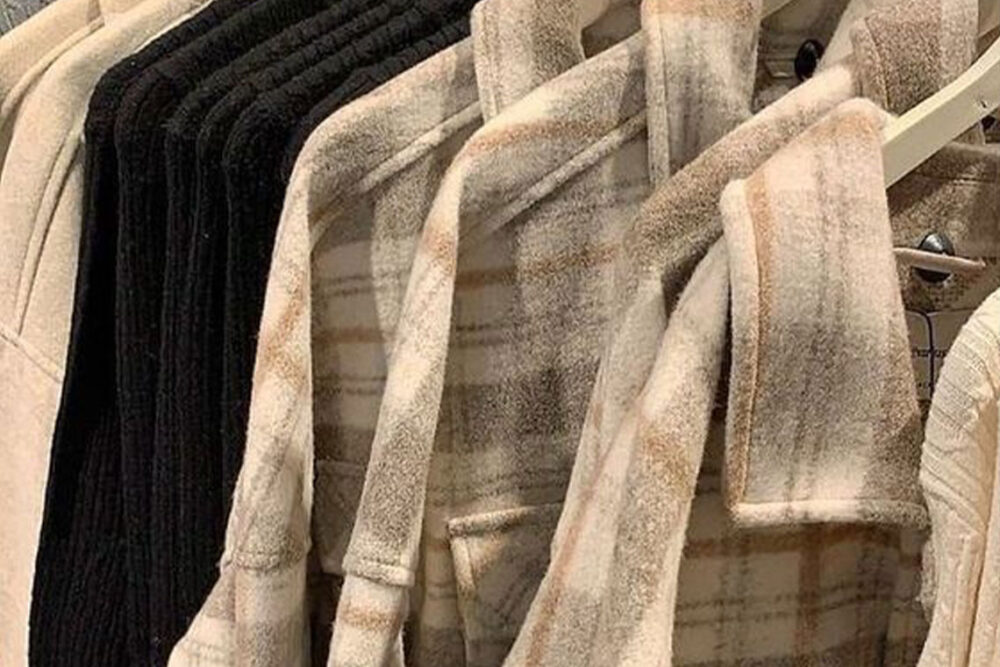 انواع پالتو چهارخونه آویز روی رگال لباس