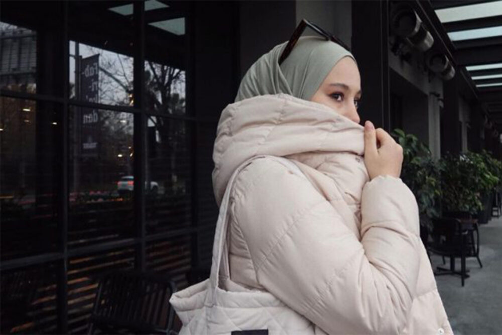 دختری محجبه که کاپشن پوشیده است
