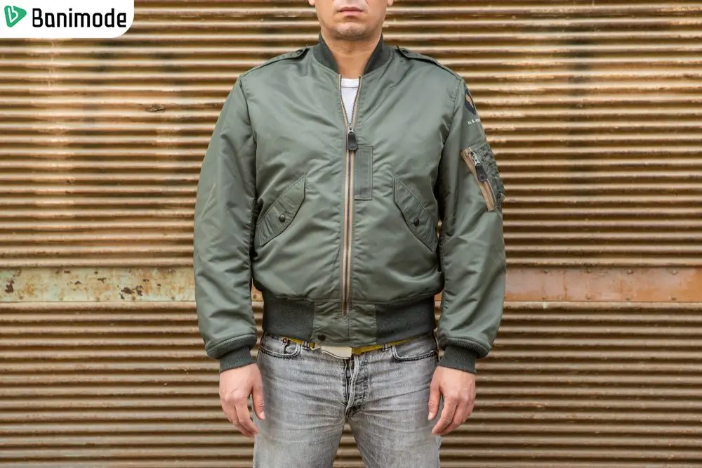 یک مرد که کاپشن خلبانی رنگ سبز پوشیده