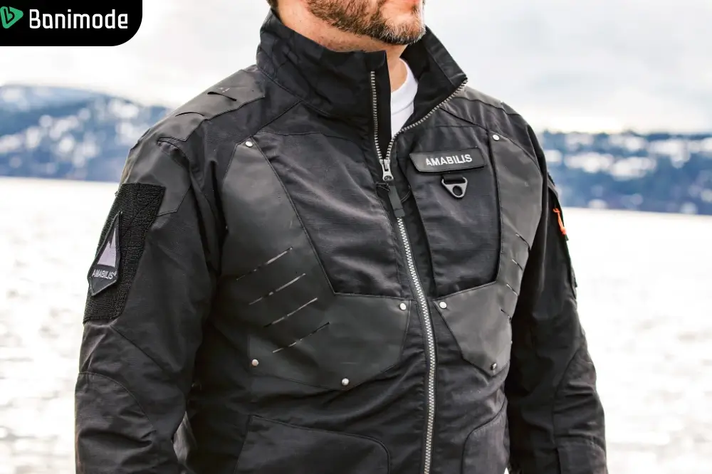 یک مرد که کاپشن اسپرت ضدآب پوشیده