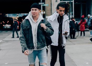 تصویری از دو مرد با کاپشن بامبر و خلبانی