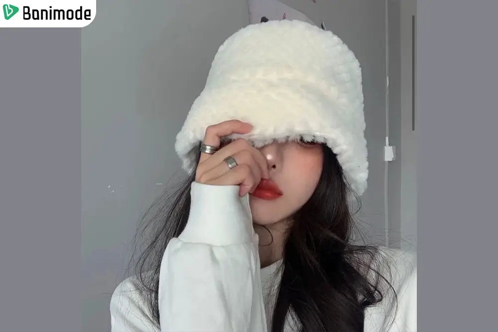 دختری با کلاه سبدی زمستانی