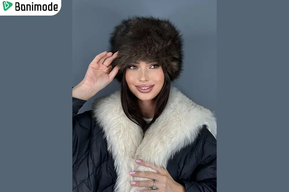 دختری با کلاه زمستانی خزدار پشمی