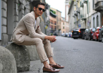 چگونه لباس هایی با رنگ های مختلف را با هم ست کنیم