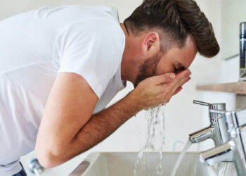 نکته هایی که هنگام شست‌وشوی صورت نباید انجام دهید!