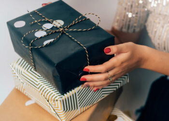 هدیه دادن و خوشحالی اطرافیان