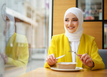 رنگ‌ های لباس جذاب بهار و تابستان مناسب خانم ها