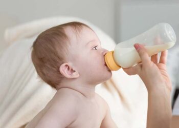 راهنمای انتخاب انواع سرشیشه شیر و پستانک مناسب برای نوزادان