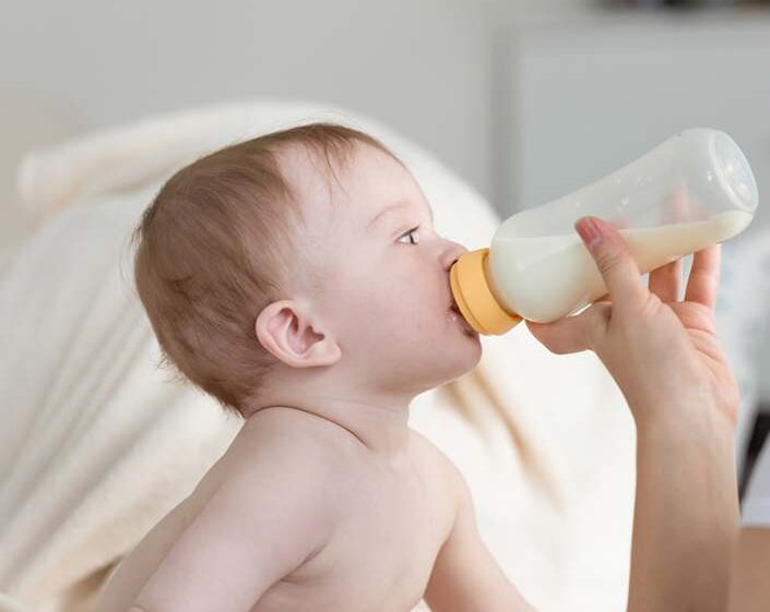 راهنمای انتخاب انواع سرشیشه شیر و پستانک مناسب برای نوزادان