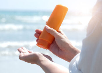 اهمیت استفاده از ضدآفتاب و نحوه‌ی انتخاب آن