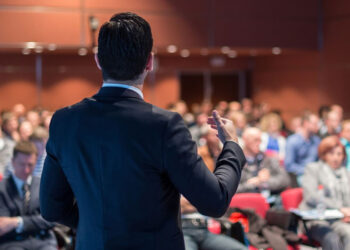 چگونه شخصیت کاریزماتیک داشته باشیم؟