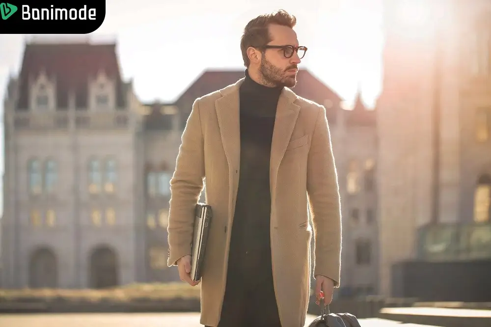 یک مرد که پالتو بلند رنگ استخوانی پوشیده