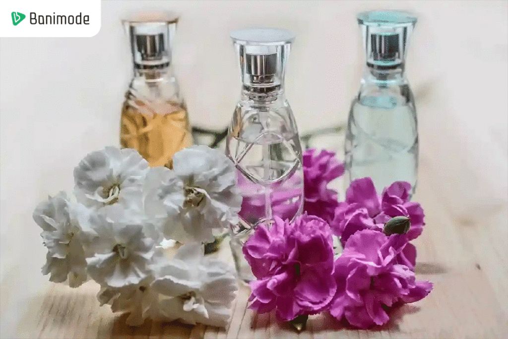 تصویری از 3 بطری شیشه‌ای عطر شبیه به هم