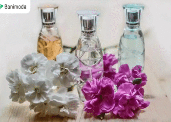 تصویری از 3 بطری شیشه‌ای عطر شبیه به هم