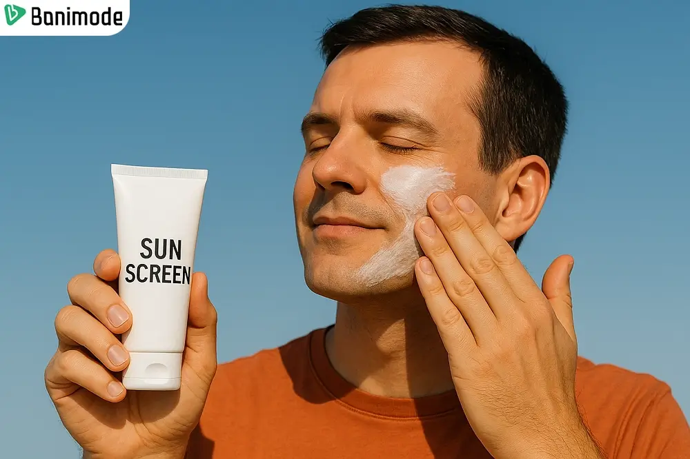 مردی در حال استفاده از کرم ضدآفتاب صورت در فصل پاییز