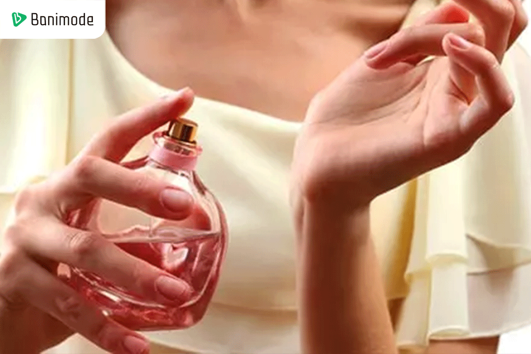 زدن عطر روی مچ