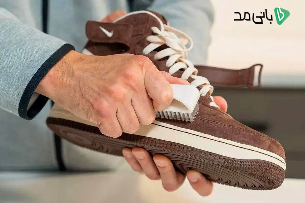 تمیز کردن کفش جیر با برس
